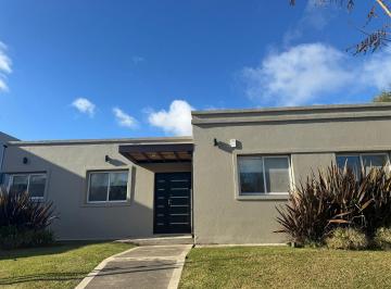 Casa · 124m² · 4 Ambientes · 1 Cochera · Venta de Casa con Pileta en Una Planta Lote Interno - Santa Guadalupe Pilar del Este