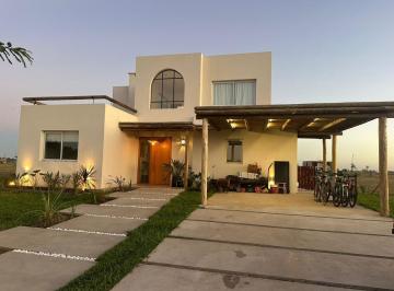 Casa · 195m² · 5 Ambientes · Casa en Amarras