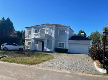 Casa · 260m² · 4 Ambientes · 1 Cochera · Casa en Abril Club de Campo