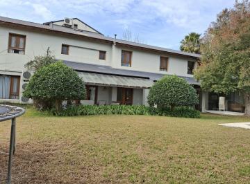 Casa · 594m² · 7 Ambientes · 2 Cocheras · Casa en Venta con 6 Dorm. en El Barrio Los Berros, Bella Vista