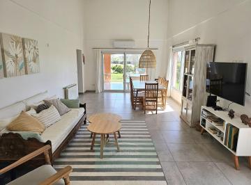 Casa · 131m² · 44 Ambientes · 4 Cocheras · Casa Chalet en Venta en Araucarias, Puertos, Escobar