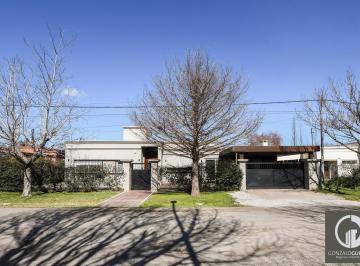 Casa · 1200m² · 9 Ambientes · 2 Cocheras · Casa en Venta, 4/5 Dorm., Todo en Una Planta, Jardin, Pileta