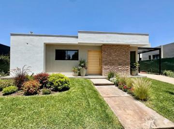 Casa · 148m² · 4 Ambientes · 1 Cochera · Casa en Chacras de Coria