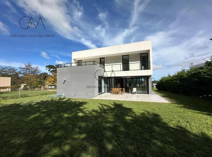 Casa · 267m² · 4 Ambientes · 2 Cocheras