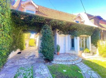 Casa de 4 ambientes, Ituzaingó · Sólido Chalet de Estilo Ingles Ubicado en Zona Residencial de Ituzaingo Norte