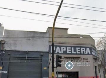 Local comercial · 130m² · Excelente Esquina 4 Locales y Departamento en Planta Alta