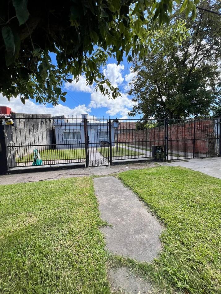En venta casa 4 ambientes. Cuenta con living comedor integrando la cocina. baño completo y tres habitaciones. Parque.