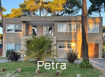 Casa · 190m² · 5 Ambientes · 1 Cochera · Casa en Venta en Pinamar. Barrio Alamos