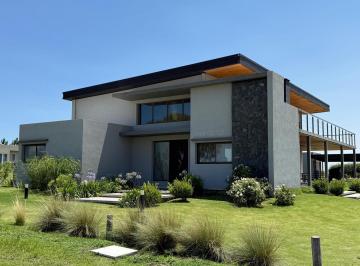 Casa · 448m² · 4 Ambientes · 4 Cocheras · Inigualable Residencia en Puerto del Aguila