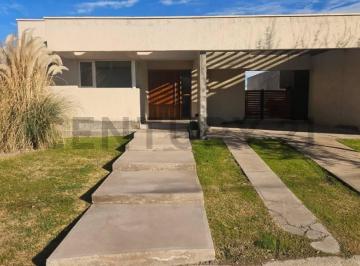 Casa · 134m² · 8 Ambientes · 1 Cochera · Moderna Casa en Venta Barrio Privado Rincon de Mitre, Maipu