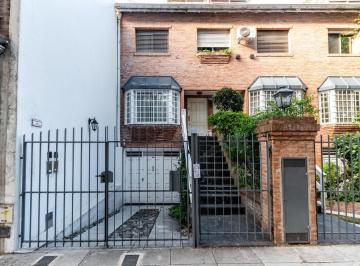 Casa · 230m² · 6 Ambientes · 3 Cocheras · Comodísima Casa con Jardín en Venta, Frente a La Plaza Vicuña Mackenna, Saavedra.