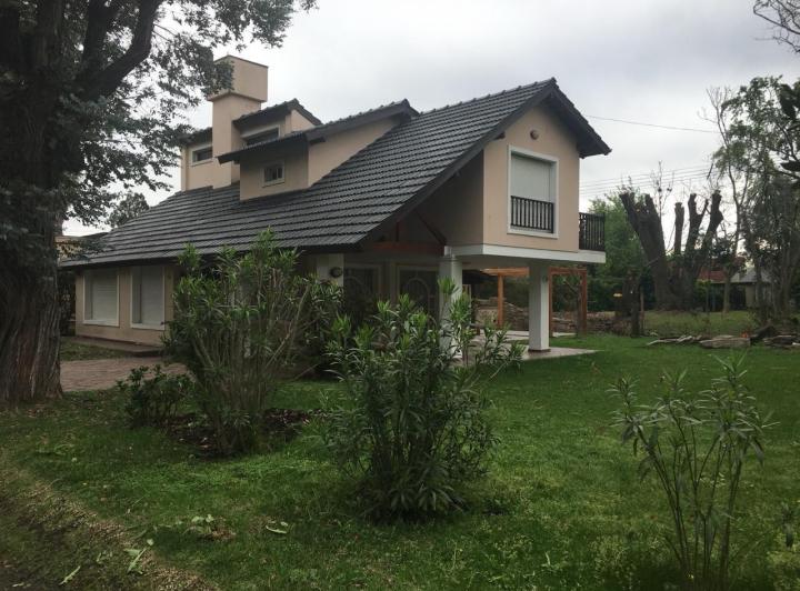 Casa · 180m² · 5 Ambientes · 2 Cocheras