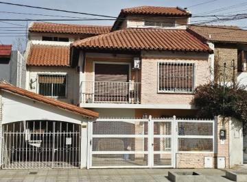 Casa · 270m² · 8 Ambientes · 2 Cocheras · Casa Alquiler 3 Dorm. Mas Quincho Amplio con 2 Dorm.