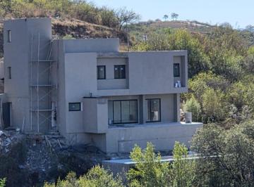 Casa · 220m² · 6 Ambientes · 2 Cocheras · Casa a La Venta en La Deseada! 3 Dorm., Pileta, Asador, Galería!