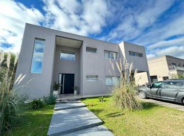 Casa de 5 ambientes, Berazategui · Casa en Alquiler de 5 Ambientes en Las Golondrinas, Hudson