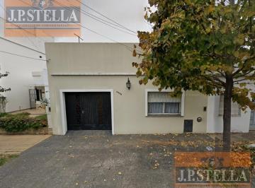 Casa · 160m² · 4 Ambientes · 2 Cocheras · Casa 4 Ambientes C/ Cochera y Pileta - 160 m² Edif en Lote de 389 m² - Caseros