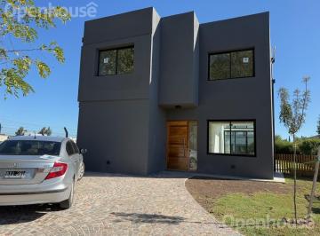 Casa · 200m² · 5 Ambientes · 3 Cocheras · Venta Casa en San Ramon. Impecable con Hermosa Vista!