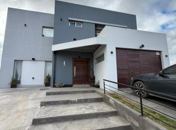 Casa · 253m² · 4 Ambientes · 2 Cocheras · Casa en Horizontes Al Sur