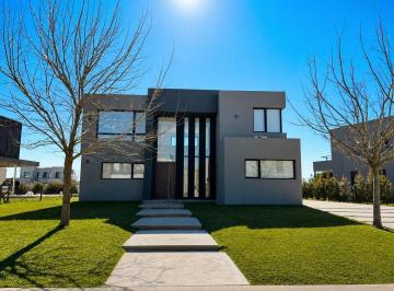 Casa · 235m² · 4 Ambientes · 2 Cocheras · Casa a Estrenar en Venta en Barrio Acacias, Puertos, Escobar, G. B. a. Zona Norte, Argentina