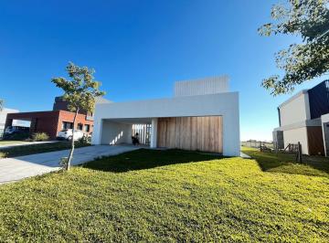 Casa · 195m² · 5 Ambientes · 2 Cocheras · Casa a Laguna a Estrenar en Venta en Barrio Riberas, Puertos, Escobar, G. B. a. Zona Norte