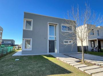 Casa · 196m² · 5 Ambientes · Casa a Estrenar en Venta en Barrio Araucarias, Puertos, Escobar, G. B. a. Zona Norte