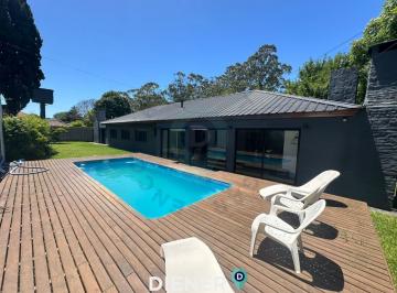 Casa · 320m² · 4 Ambientes · 1 Cochera · Chalet Exclusivo - Piscina y Quincho - Analiza Permuta