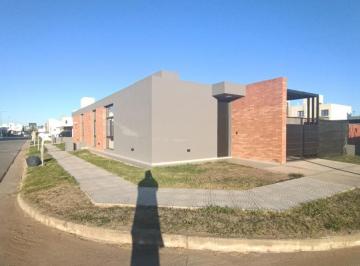 Casa · 79m² · 3 Ambientes · 1 Cochera · Venta Duplex 2 Dorm. en Colinas de Manantiales