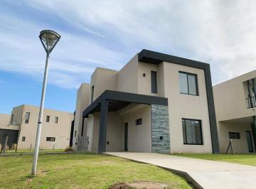 Casa · 133m² · 5 Ambientes · 2 Cocheras · Casa en Alquiler de 5 Ambientes en Barrio El Aljibe, Manzanares, Pilar.