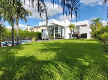 Casa · 400m² · 4 Ambientes · 4 Cocheras · Casa Moderna en Venta en Castores Al Bosque