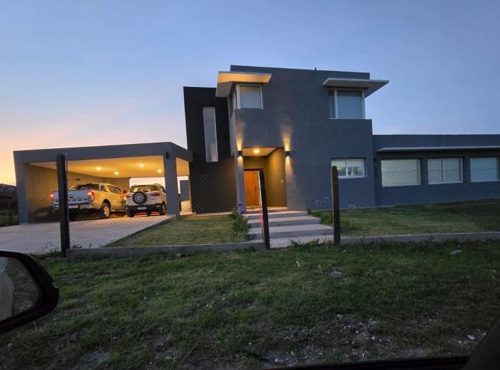 Casa · 313m² · 7 Ambientes · 2 Cocheras