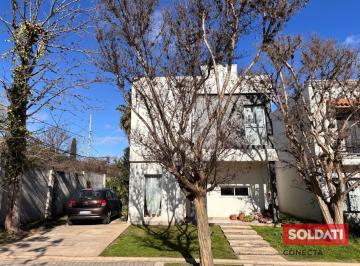 Casa · 145m² · 4 Ambientes · Venta Casa Bella Vista, Barrio con Portón