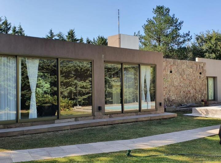 Casa · 290m² · 6 Ambientes · 2 Cocheras