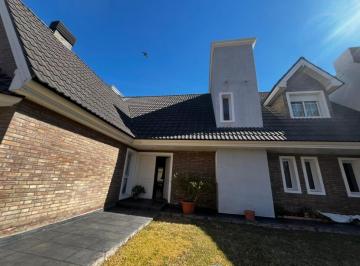 Casa · 480m² · 5 Ambientes · 1 Cochera · Dos Casas en en Chacras de Coria