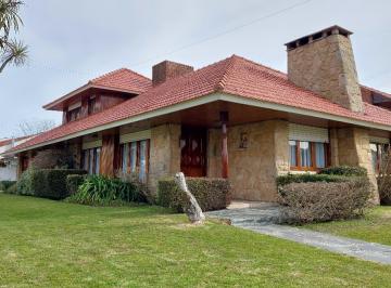 Casa · 260m² · 5 Ambientes · 2 Cocheras · Venta Chalet de Cinco Ambientes. Barrio Constitución.