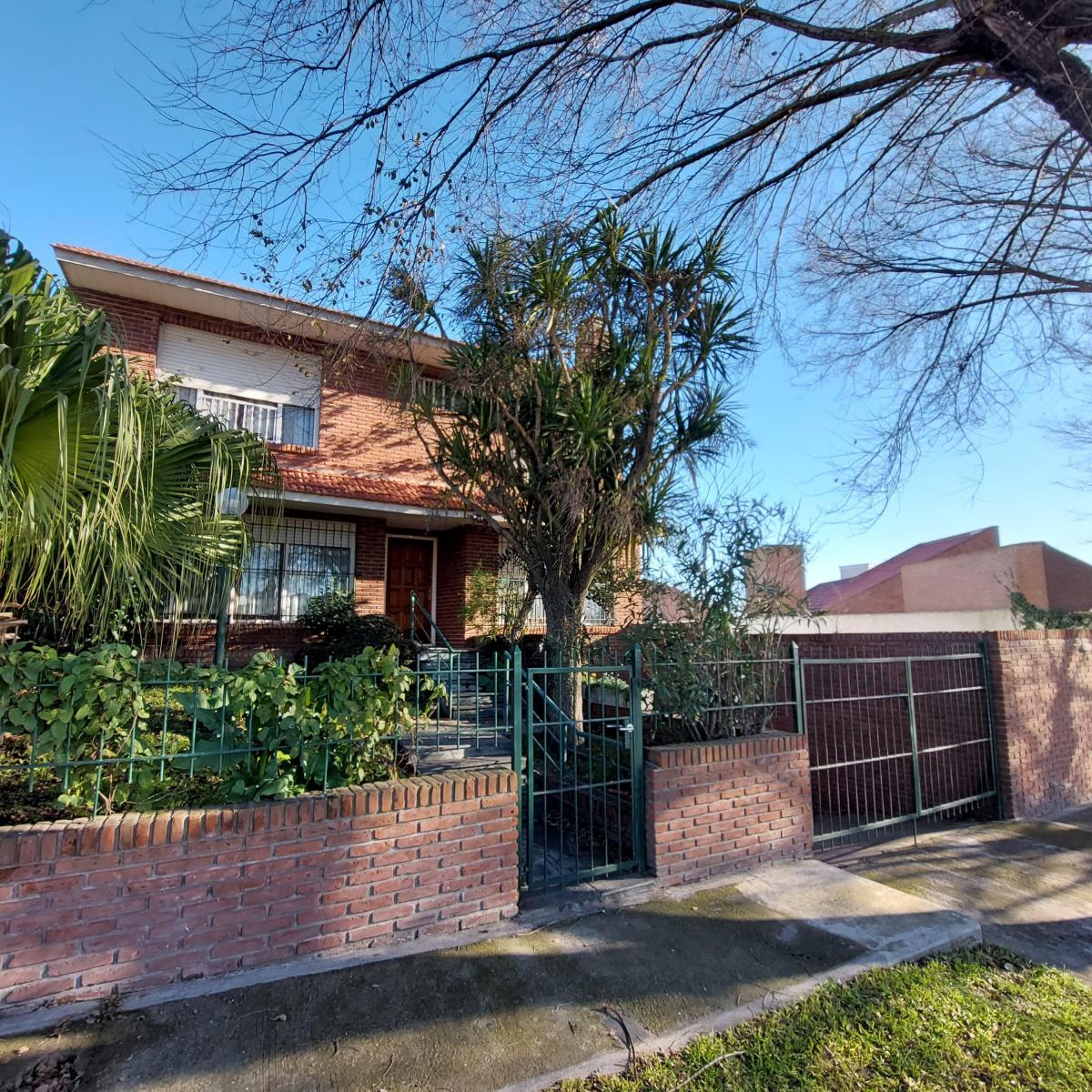 Chalet 3 pisos, 4 amb, 315m² con garaje y quincho — San Carlos