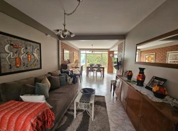 Casa · 130m² · 5 Ambientes · 1 Cochera · Casa en Calle Islas Malvinas 1500, Santa Genoveva.