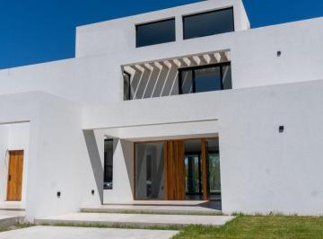 Casa de 6 ambientes, La Plata · Casa en Barrio San Joaquin | 139 y 480