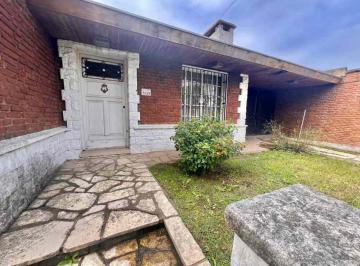 Casa de 3 ambientes, Ituzaingó · Chalet de Estilo Ladrillo Vista Sobre un Lote de 15 X 30