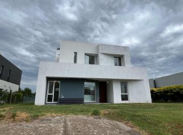 Casa · 250m² · 5 Ambientes · 2 Cocheras · Casa en Haras Santa Maria