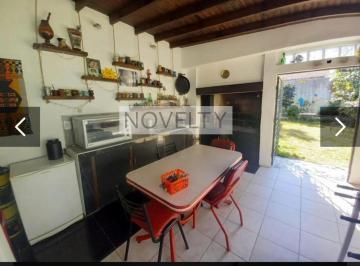 Casa · 141m² · 4 Ambientes · 1 Cochera · Casa con Jardin, Terraza y Quincho - Luminoso - Villa Ballester