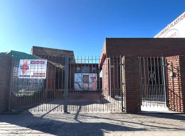 Casa · 300m² · 2 Ambientes · 1 Cochera · Oportunidad Venta Casa con Galpón Brandsen y Av Champagnat