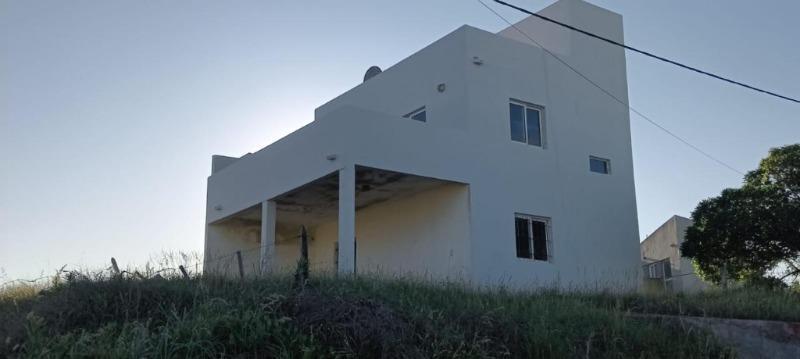 Casa de 4 amb con terraza. Se encuentra distribuida en 2 plantas con una terraza en el 3º piso.