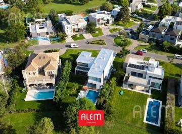 Casa · 420m² · 7 Ambientes · 2 Cocheras · Casa en Venta en Terralagos, Canning