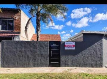 Casa · 83m² · 4 Ambientes · 1 Cochera · Casa Chalet en Venta en Quilmes Oeste, Quilmes, G. B. a. Zona Sur