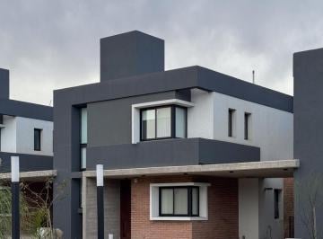 Casa · 190m² · 4 Ambientes · 2 Cocheras · Casa en Venta de 3 Dorm. en Housing con Seguridad a 1 Cuadra de Av Recta Martinolli.