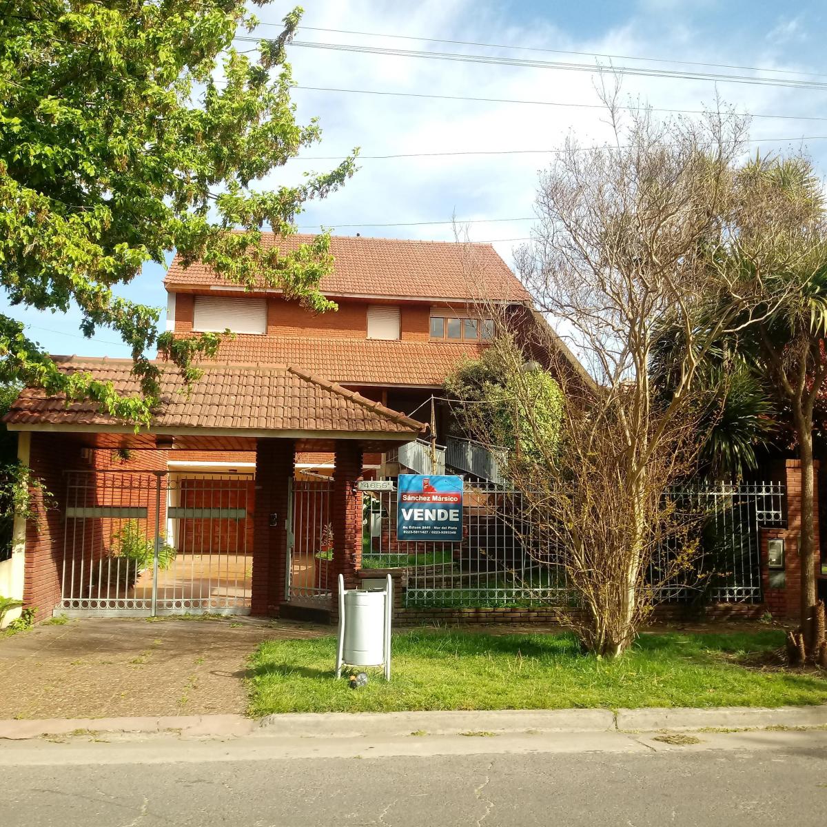 Chalet 5 dorm, 450m² con garaje para 4 autos y quincho — San Carlos