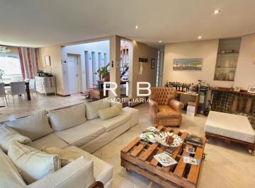 Casa · 245m² · 4 Ambientes · 4 Cocheras · Luminosa Propiedad en Muy Buena Ubicación