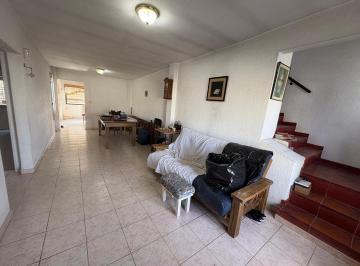Casa · 155m² · 4 Ambientes · 2 Cocheras · Casa Cuatro Ambientes, Estilo Americana, en Venta. Castelar.