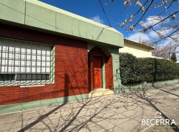 Casa · 273m² · 6 Ambientes · 3 Cocheras · Casa en Venta en Hurlingham Centro
