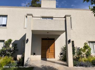 Casa · 228m² · 4 Ambientes · 3 Cocheras · Venta Casa en Pilar del Lago